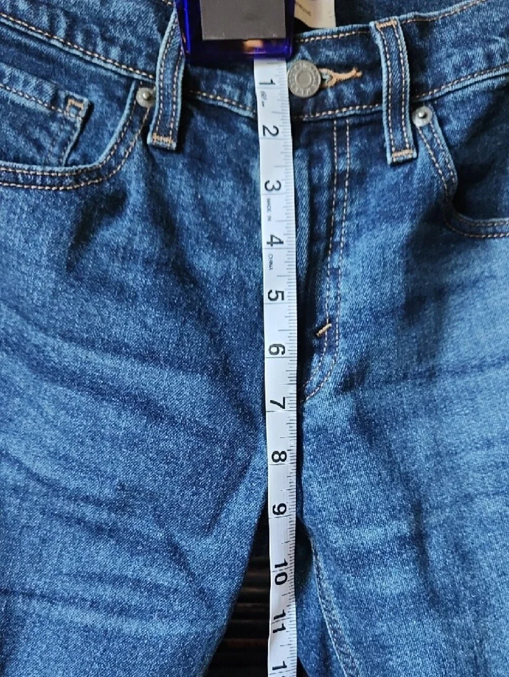 Levi's Signature Men's Athletic Cut Straight-Leg Jeans in Med. Blue Wash.  28x30